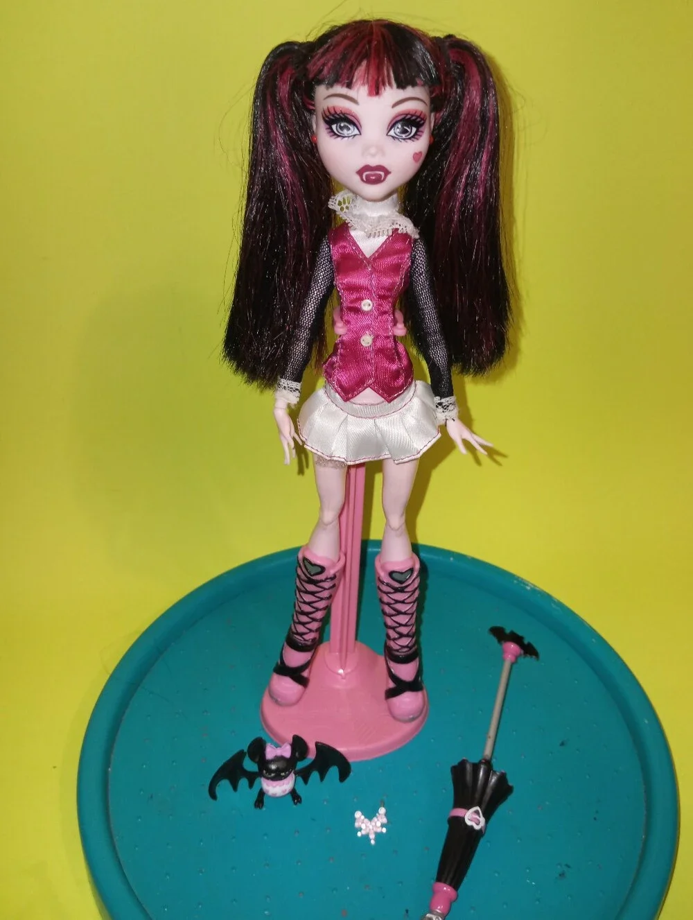 Monster High Draculaura Doll First Wave Elastic legs with bat